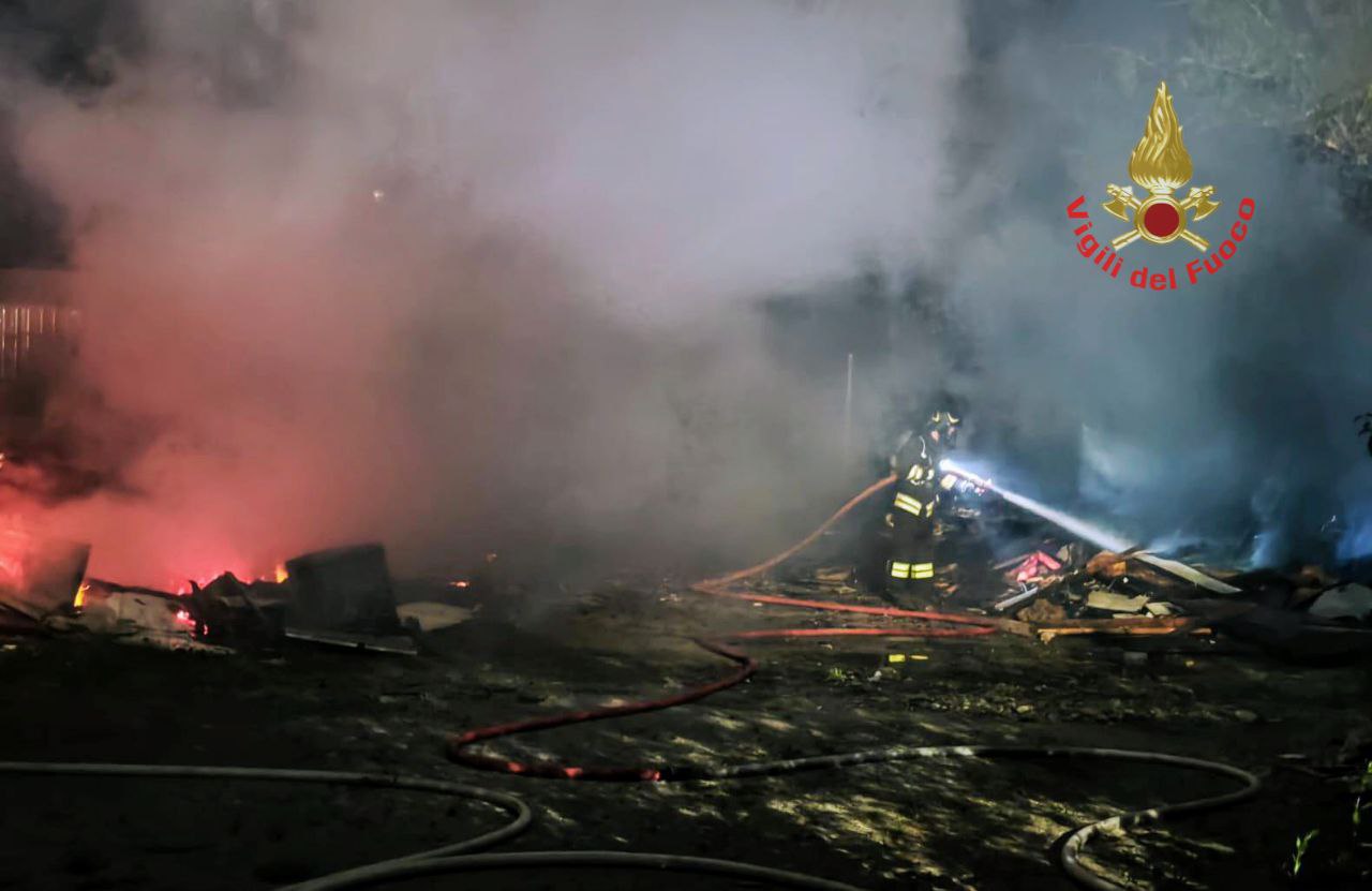 Burago Molgora incendio rifiuti abbandonati zona agricola pompieri vigili del fuoco