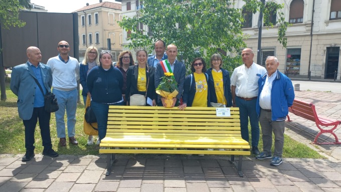 Inaugurata l’Endopank, la panchina che fa luce sull’endometriosi
