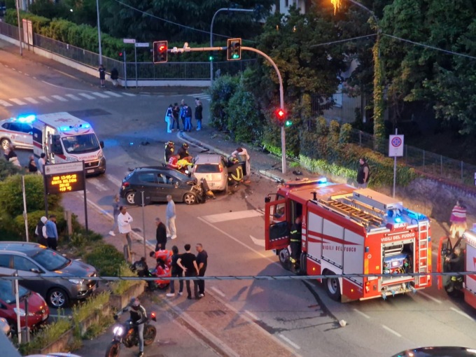 Schianto all’incrocio, un’auto finisce contro una recinzione