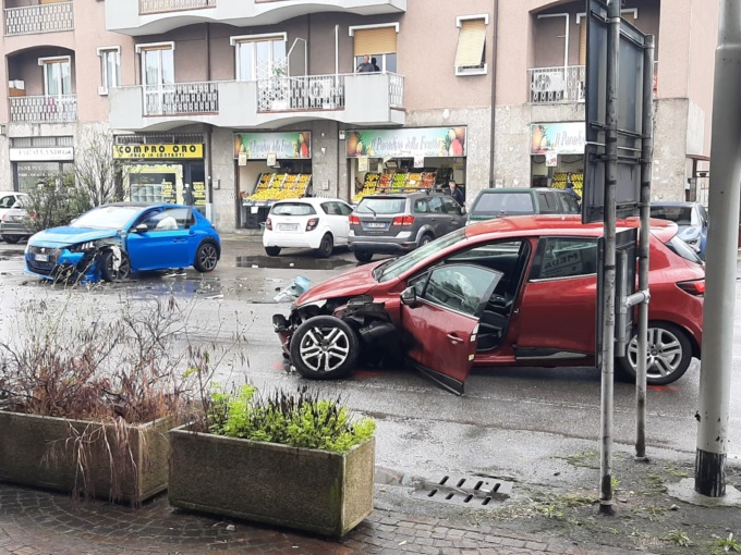 Incidente fra due auto, ferita una donna