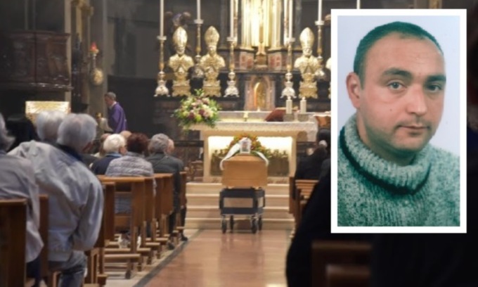 Dolore e commozione ai funerali del motociclista: “Ora sei insieme a tuo figlio Leonardo”