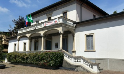 Muri del Municipio imbrattati e rifiuti abbandonati in piazza: minorenni nei guai