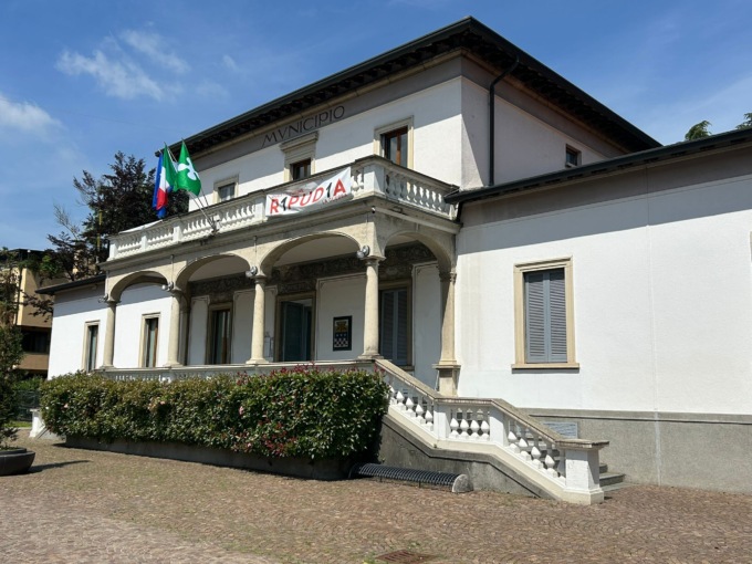 Muri del Municipio imbrattati e rifiuti abbandonati in piazza: minorenni nei guai
