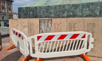 La lastra rotta dai vandali sarà sistemata, ma gli Alpini si indignano