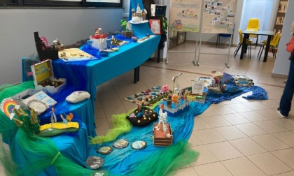 Un fiume di storie in biblioteca: inaugurata la mostra degli studenti