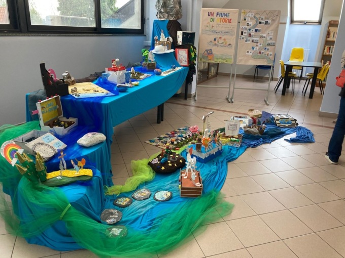 Un fiume di storie in biblioteca: inaugurata la mostra degli studenti