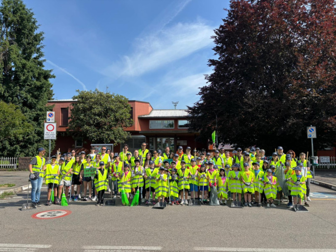 Grandi e piccoli ripuliscono il paese