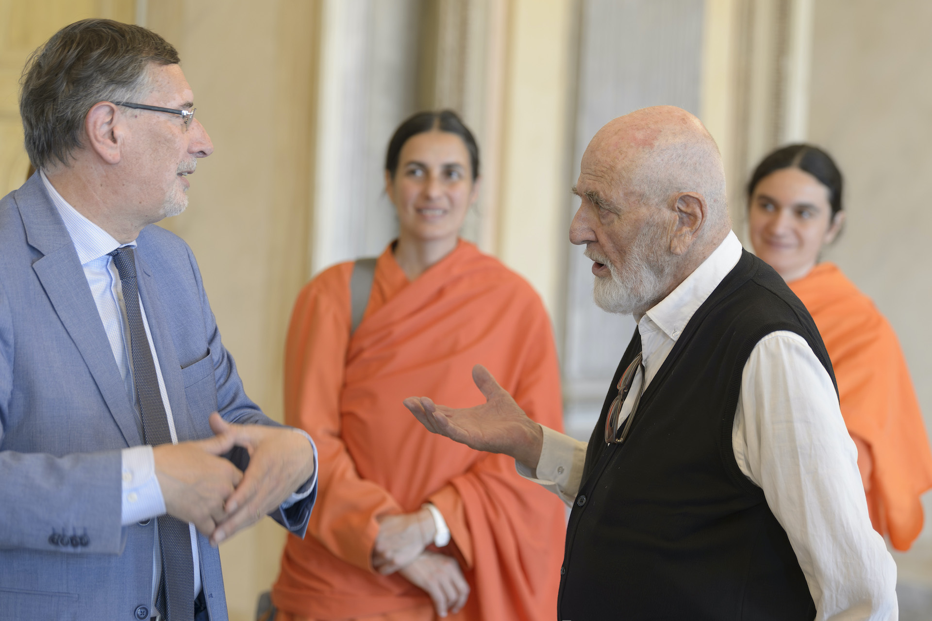 Monza Villa Reale 02. Michelangelo Pistoletto con il presidente del Consorzio Villa Reale e Parco di Monza Paolo Pilotto e le monache induiste che hanno preso parte al sopralluogo presso la Villa Reale