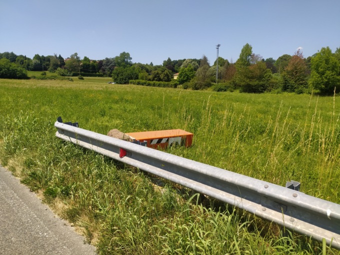 «Giustizieri» degli autovelox abbattono tre totem. Il sindaco: “Stavano su con il biadesivo….”