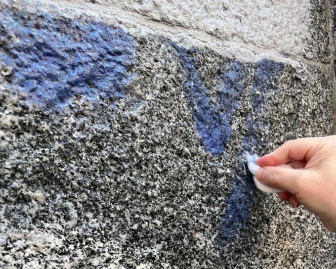 Arengario imbrattato: dopo la pulizia le finiture passano ai restauratori