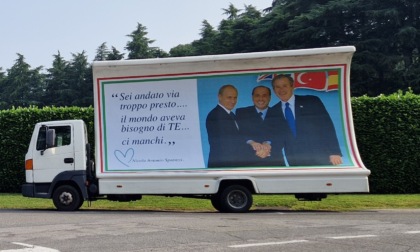 Due anni senza Berlusconi, davanti a Villa San Martino spunta anche la foto di Putin