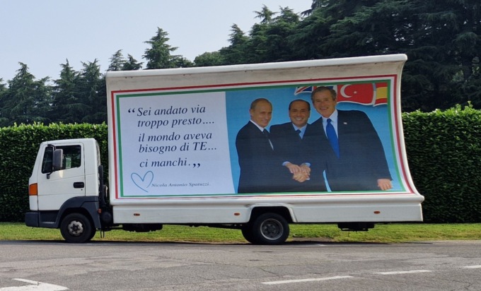 Due anni senza Berlusconi, davanti a Villa San Martino spunta anche la foto con Putin