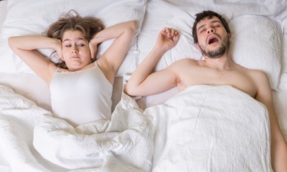 Per combattere il russamento e le apnee notturne servono i «MAD» e un netto cambio di stile di vita