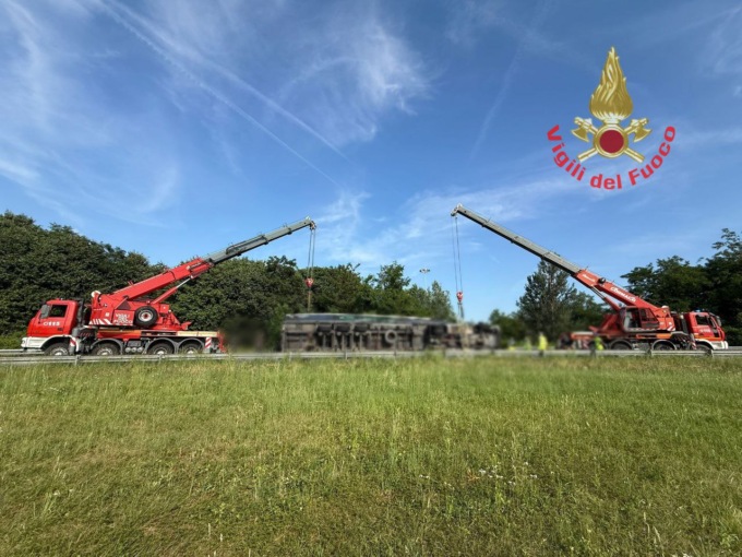 Si ribalta un mezzo pesante sulla Statale 36