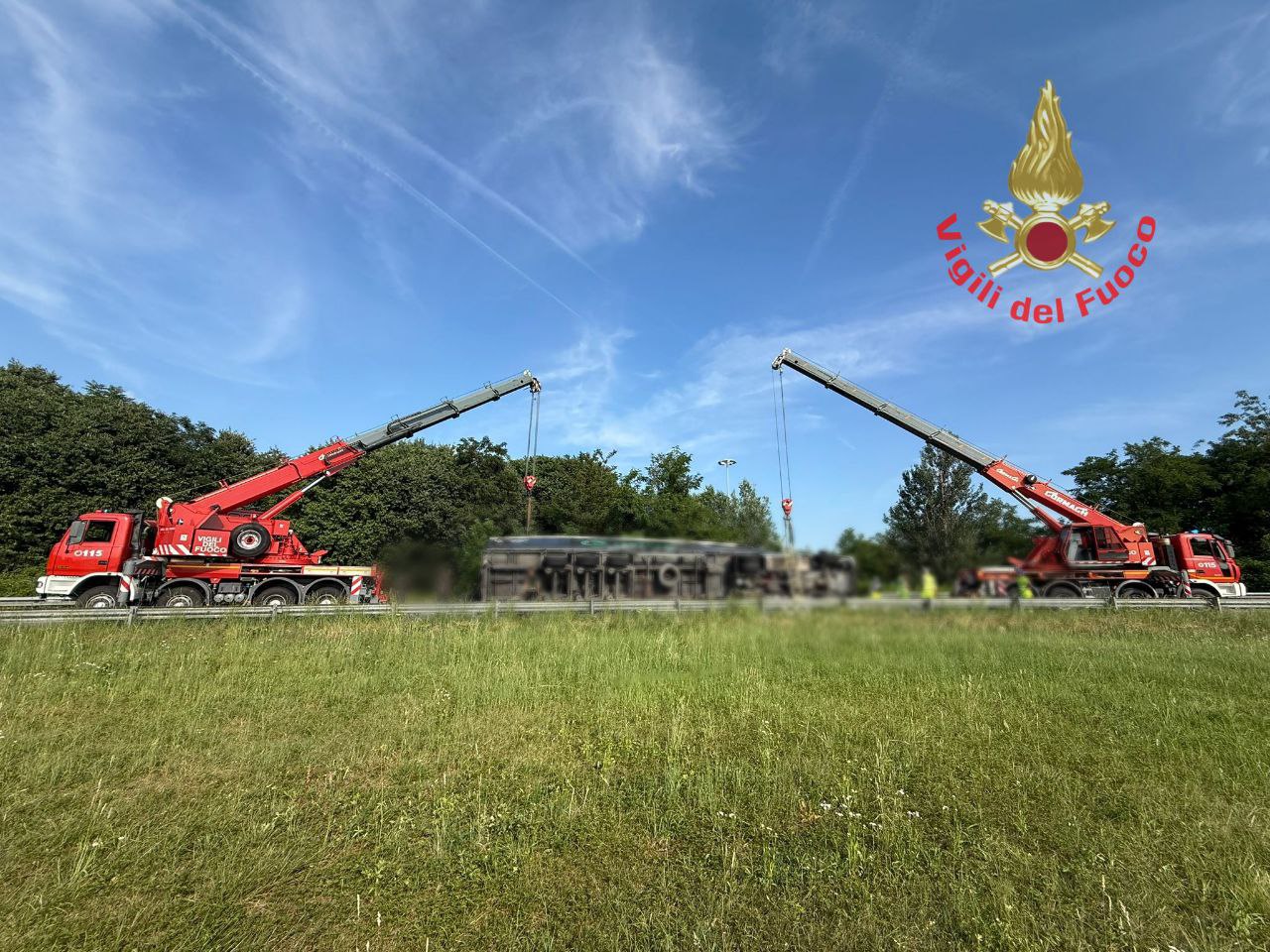 SS 36 mezzo pesante si ribalta Vigili del fuoco