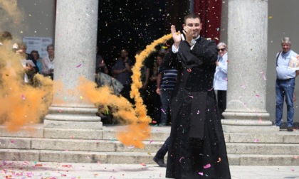 Festeggiamenti in basilica per don Stefano, novello prete di Giussano