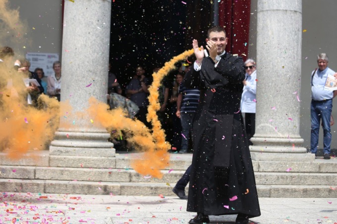 Festeggiamenti in basilica per don Stefano, novello prete di Giussano