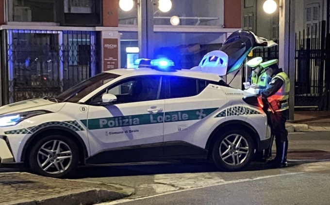 Fermato senza patente e con la droga in auto