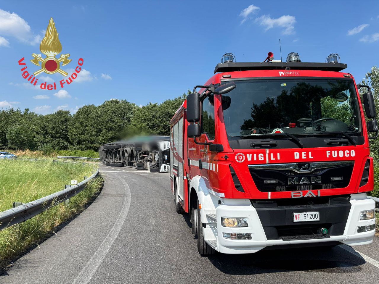 SS 36 mezzo pesante si ribalta Vigili del fuoco