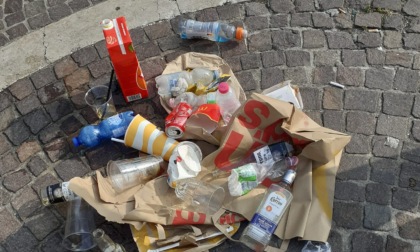«Rifiuti e schiamazzi in piazza: siamo stufi»