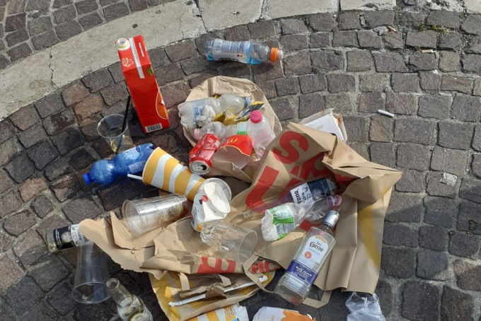 «Rifiuti e schiamazzi in piazza: siamo stufi»