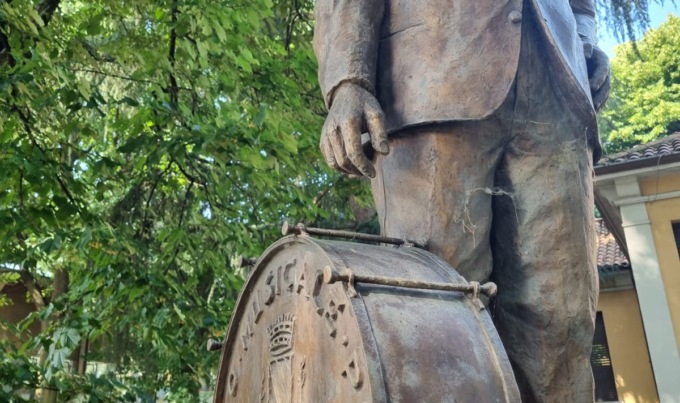 Oltraggiato il monumento del bandista, di nuovo il mazzuolo nel mirino dei ladri