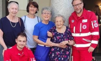 La Crocerossina più longeva dona la sua prima divisa per i 60 anni di Cri