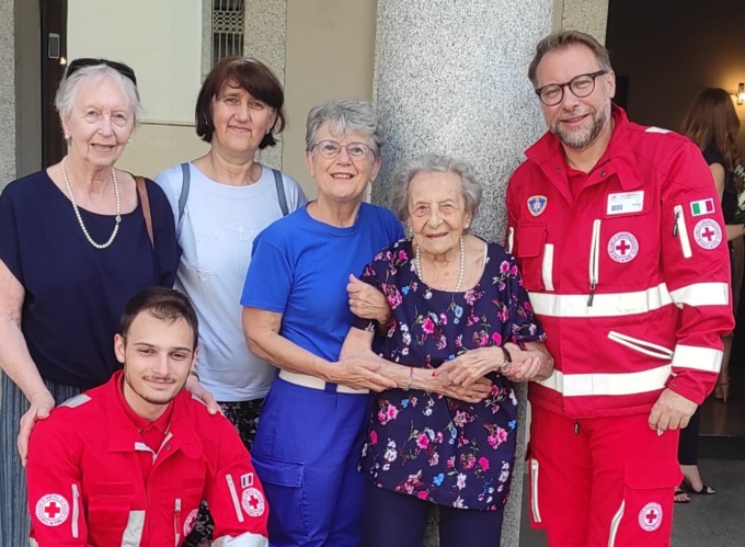 La Crocerossina più longeva dona la sua prima divisa per i 60 anni di Cri