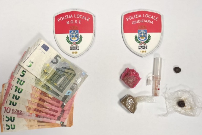 Spaccio in stazione, quindicenne compra droga dal pusher
