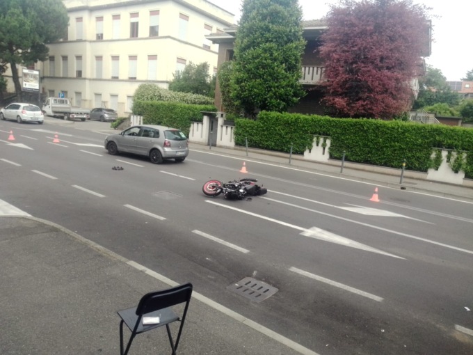 Scontro tra un’auto e una moto a Verano, ferita una ragazza
