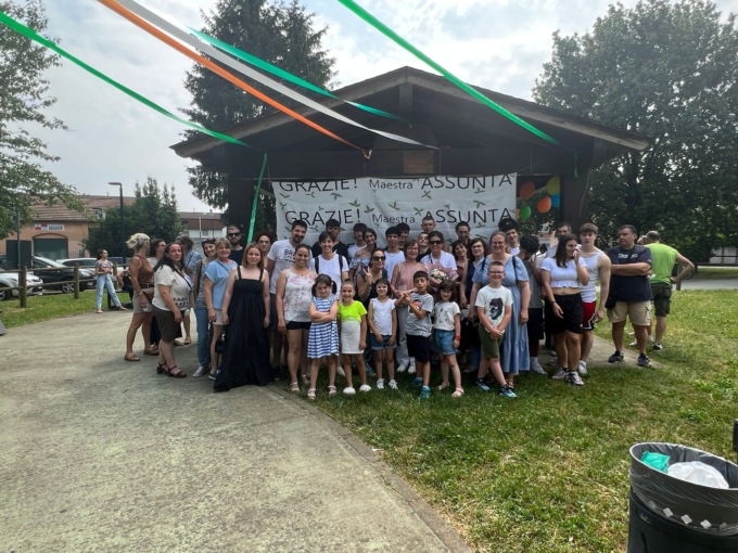 Festa al parco per la maestra Assunta: in pensione dopo 42 anni di insegnamento