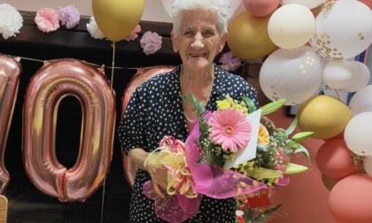 Festa grande al centro diurno "l'Arca" per nonna Natalina che soffia 100 candeline