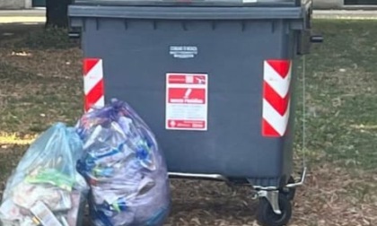 Cassonetti nelle case comunali per raccogliere i sacchi rossi