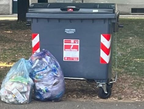 Cassonetti nelle case comunali per raccogliere i sacchi rossi