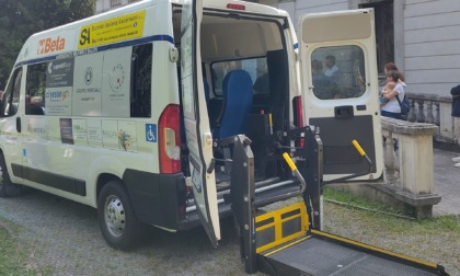 Un nuovo veicolo per le persone con disabilità consegnato a Villa Casati