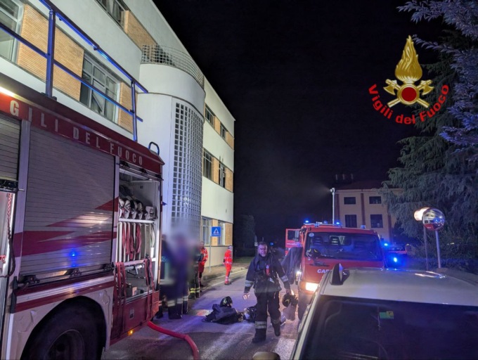 Incendio in un locale ristoro, Vigili del Fuoco in azione