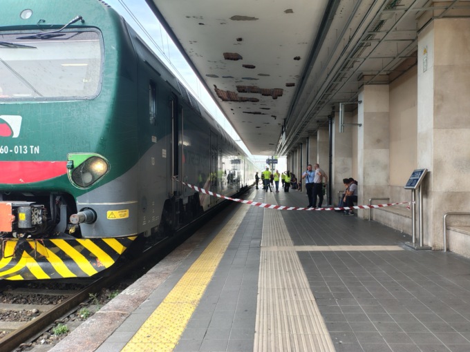 Persona travolta dal treno: ritardi e cancellazioni alla stazione