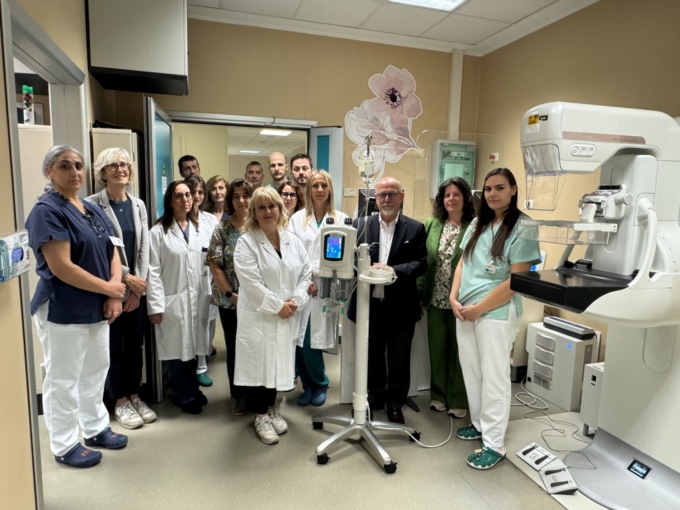 La generosità dell’Associazione PerLe Noi a sostegno della prevenzione del tumore al seno