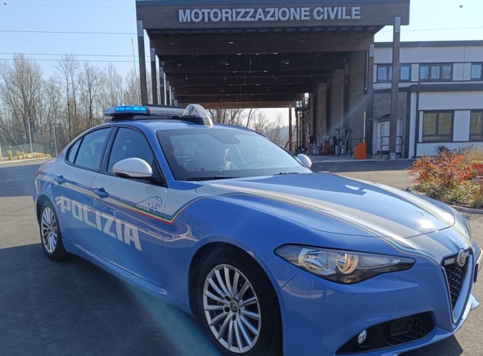 Supera brillantemente l’esame per la patente ma è radiocollegato con l’esterno: denunciato un 38enne brianzolo