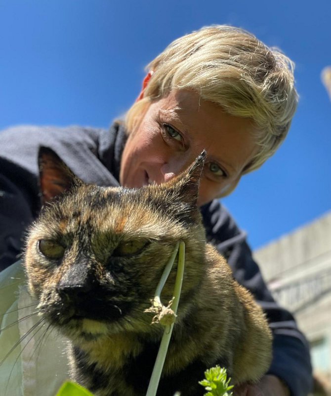 Milena Rosellini con gatto di altra colonia-01-ok