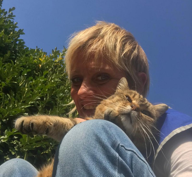 Milena Rosellini con gatto di altra colonia-04-ok