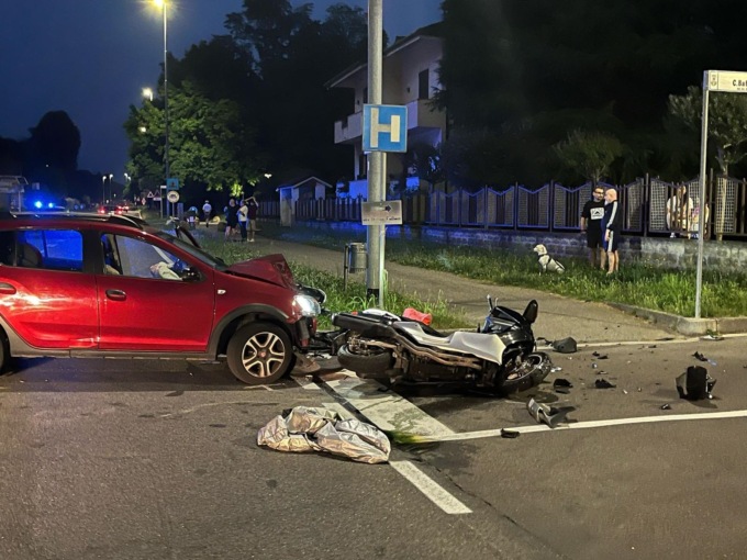 Incidente ad Albiate: gravissimo motociclista di 50 anni travolto da un’auto