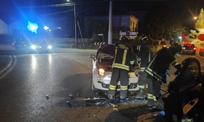 Scontro frontale nella notte, paura per due giovani donne