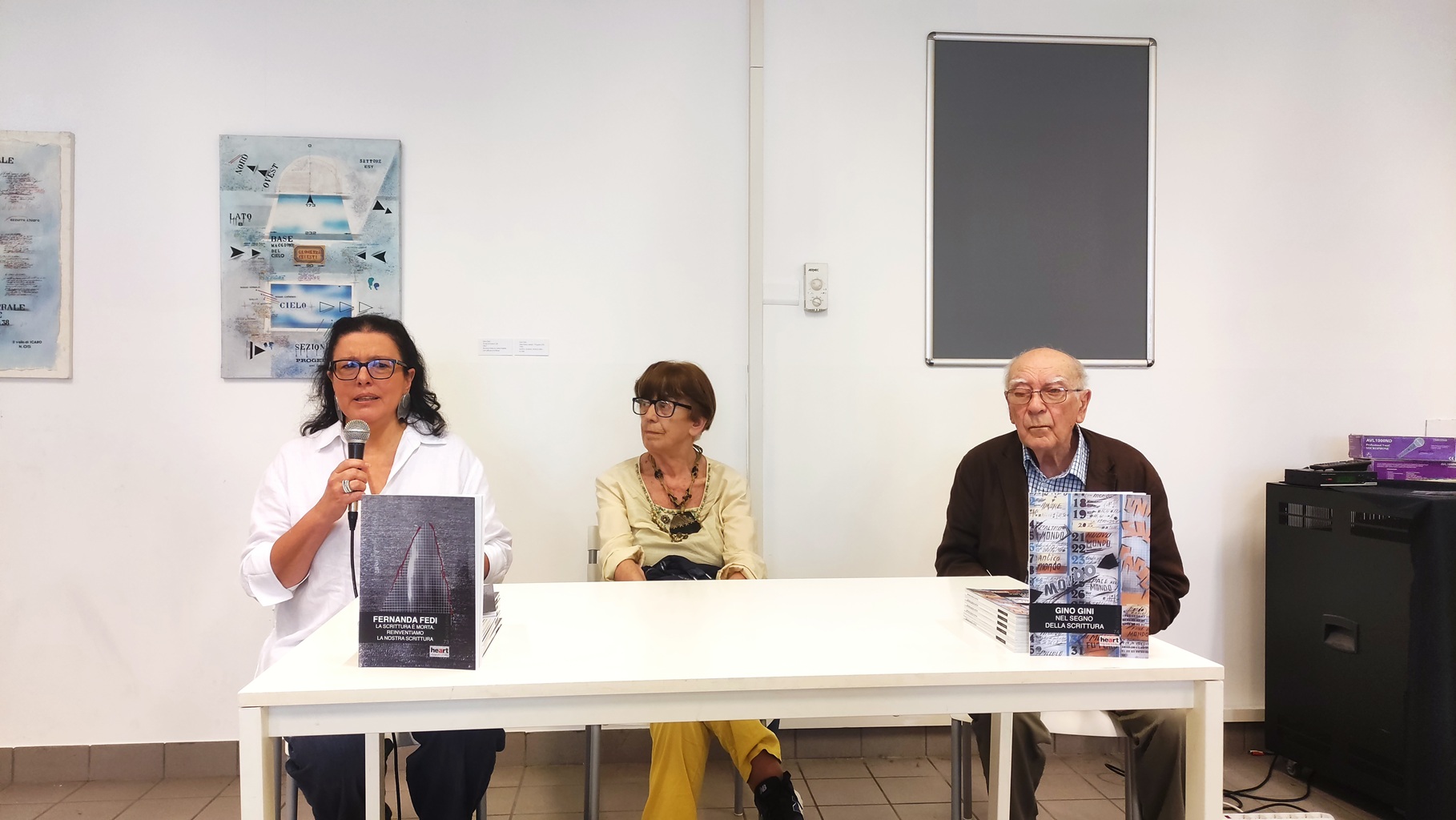 Simona Bartolena, responsabile di Spazio Heart, insieme a Fernanda Fedi e Gino Gini al finissage con la presentazione dei cataloghi