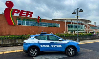 Rapinano un'anziana al supermercato e poi scappano, arrestati dalla Polizia di Stato
