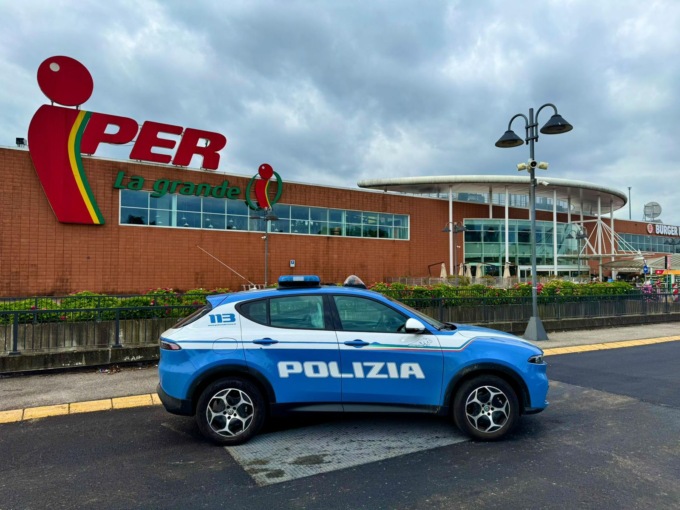 Rapinano un’anziana al supermercato e poi scappano, arrestati dalla Polizia di Stato