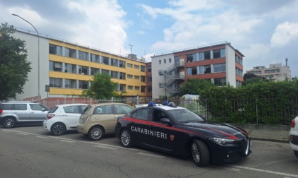 Ultimo giorno di scuola a colpi di uova tra studenti: intervengono i carabinieri
