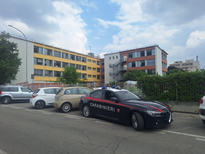 Ultimo giorno di scuola a colpi di uova tra studenti: intervengono i carabinieri