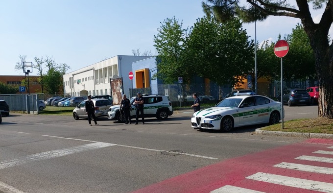 In sella a una moto senza assicurazione fugge dalla Polizia locale e provoca un incidente