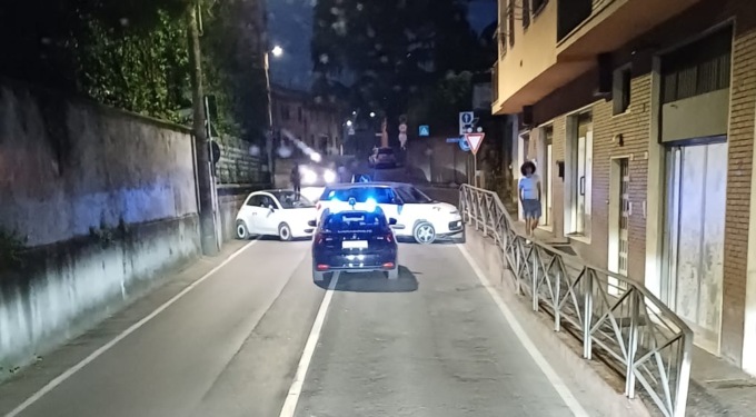 Assalto alle ditte di cosmetica con furgoni arieti: notte di paura nella zona industriale